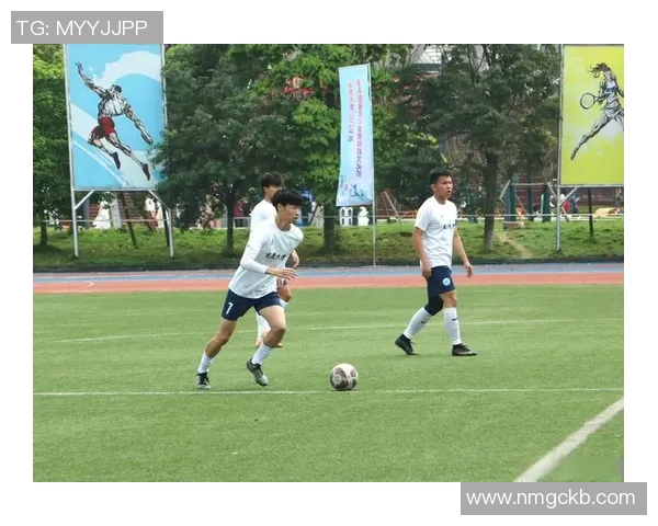 激情四溢的绿茵场上，团结拼搏共铸辉煌，足球赛标语激励每一位球员奋勇争先